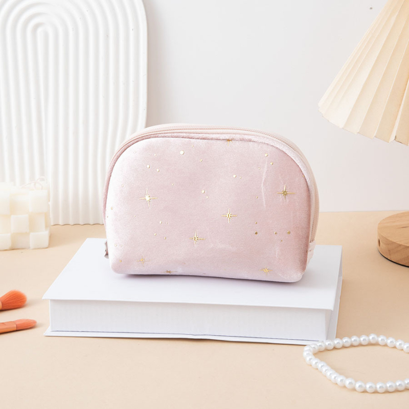 Ταξιδιωτικό τσαντάκι καλλυντικών – βελούδινο ύφασμα; σχέδιο πεντάκτινο αστέρι; επένδυση πολυεστέρα; κλείσιμο με φερμουάρ; ultra-light, κατάλληλο για αποθήκευση.