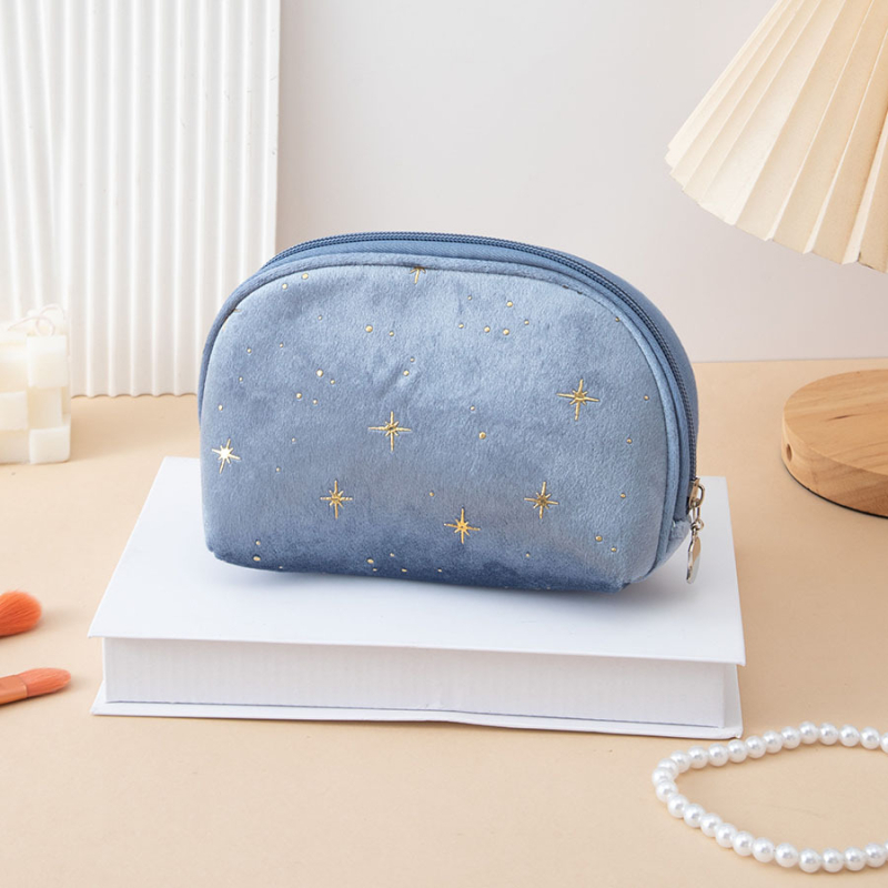 Ταξιδιωτικό τσαντάκι καλλυντικών – βελούδινο ύφασμα; σχέδιο πεντάκτινο αστέρι; επένδυση πολυεστέρα; κλείσιμο με φερμουάρ; ultra-light, κατάλληλο για αποθήκευση.