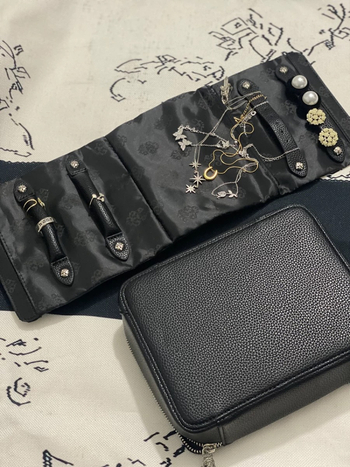 Τσαντάκι μακιγιάζ από γνήσιο δέρμα, με μεγάλο χώρο, φορητό, τετράγωνη θήκη αποθήκευσης κοσμημάτων και ρολογιών. Υλικό: γνήσιο δέρμα; Εσωτερικό: πολυεστέρας; Δέρμα δεύτερου στρώματος; Σχήμα: τετράγωνο.