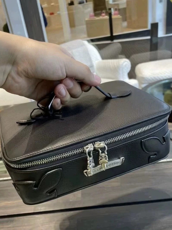 Τσαντάκι μακιγιάζ από γνήσιο δέρμα, με μεγάλο χώρο, φορητό, τετράγωνη θήκη αποθήκευσης κοσμημάτων και ρολογιών. Υλικό: γνήσιο δέρμα; Εσωτερικό: πολυεστέρας; Δέρμα δεύτερου στρώματος; Σχήμα: τετράγωνο.