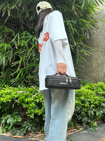 Τσαντάκι μακιγιάζ από γνήσιο δέρμα, με μεγάλο χώρο, φορητό, τετράγωνη θήκη αποθήκευσης κοσμημάτων και ρολογιών. Υλικό: γνήσιο δέρμα; Εσωτερικό: πολυεστέρας; Δέρμα δεύτερου στρώματος; Σχήμα: τετράγωνο.