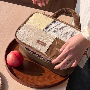 Τσαντάκι καλλυντικών ταξιδιού με χωριστά διαμερίσματα, βελούδινο υλικό, μοτίβο τοπίου, επένδυση πολυεστέρα, μάρκα Grimas, αστικός μινιμαλισμός