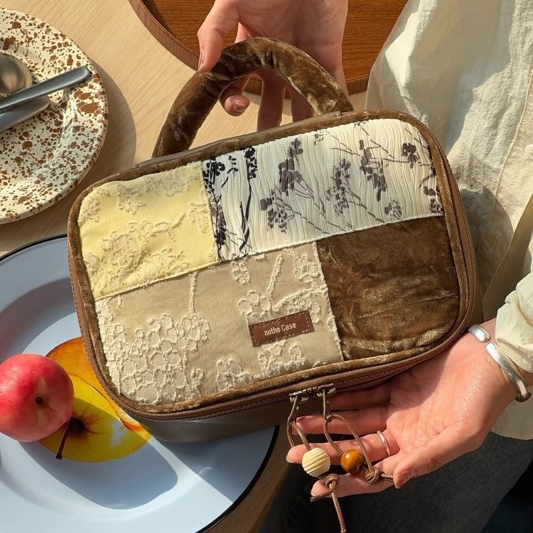 Τσαντάκι καλλυντικών ταξιδιού με χωριστά διαμερίσματα, βελούδινο υλικό, μοτίβο τοπίου, επένδυση πολυεστέρα, μάρκα Grimas, αστικός μινιμαλισμός