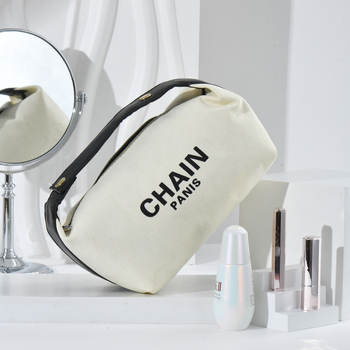 Kozmetička torbica s alfabetnim printom (materijal: platno; podstava: poliester; zatvarač: zip; karakteristike: prozračna, vodootporna, ultra lagana)