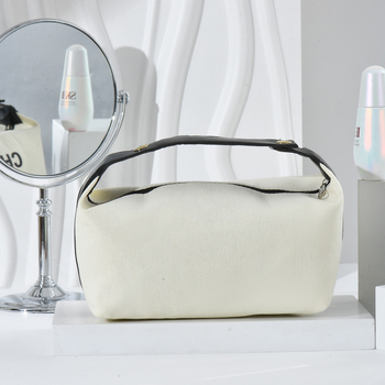 Kozmetička torbica s alfabetnim printom (materijal: platno; podstava: poliester; zatvarač: zip; karakteristike: prozračna, vodootporna, ultra lagana)