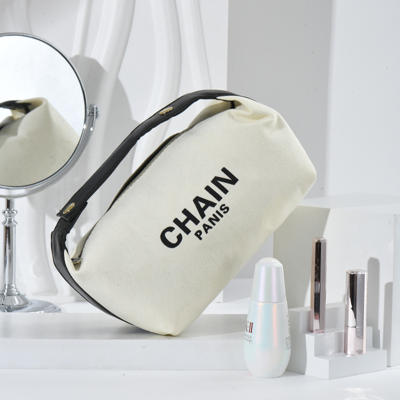 Kozmetička torbica s alfabetnim printom (materijal: platno; podstava: poliester; zatvarač: zip; karakteristike: prozračna, vodootporna, ultra lagana)