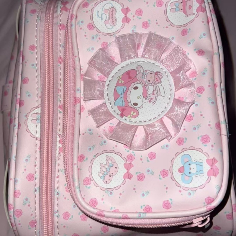 Τσαντάκι καλλυντικών για ταξίδι από δέρμα, με μοτίβο εκτύπωσης, επένδυση νάιλον, πολυλειτουργικό — Άνοιξη 2025.