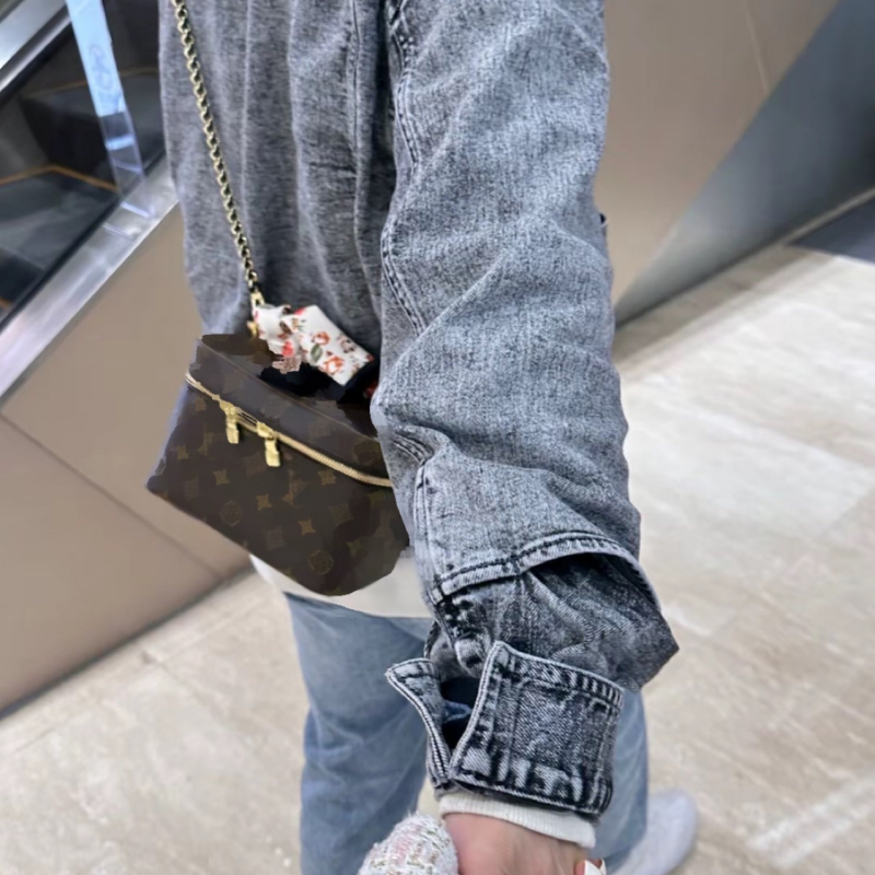 Női valódi bőr kozmetikai táska cipzárral, betű mintával, crossbody/válltáska, nagy kapacitás, 800 g