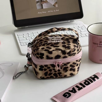 Sminkes táska négyzet alakú doboz formával, leopárd mintázattal, textil anyagú, nagy kapacitású, utazásokhoz hordozható