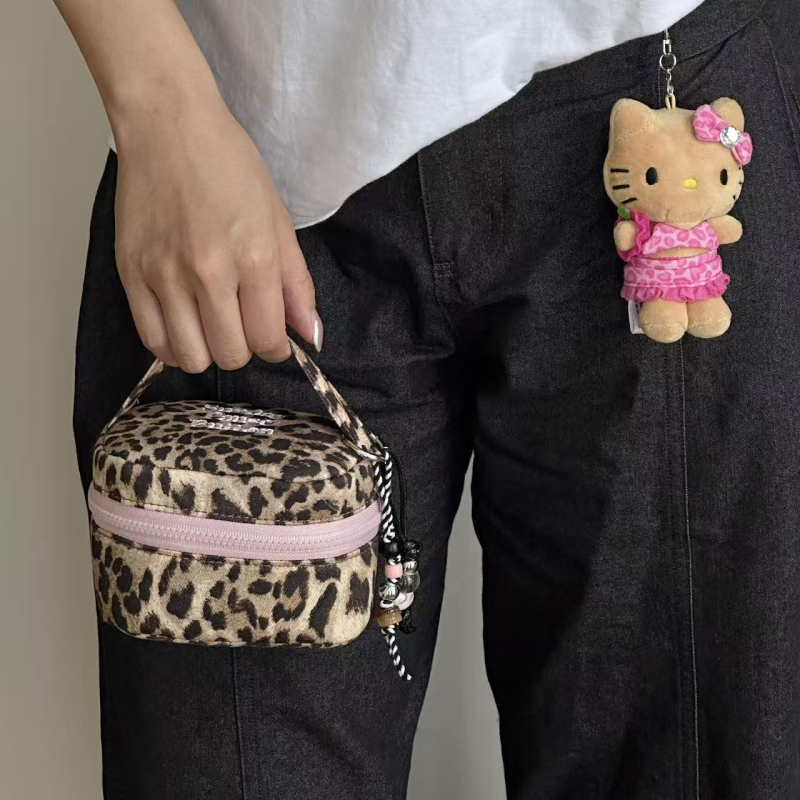 Sminkes táska négyzet alakú doboz formával, leopárd mintázattal, textil anyagú, nagy kapacitású, utazásokhoz hordozható