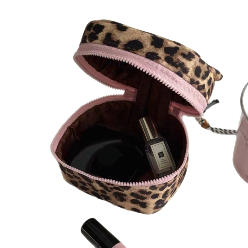 Sminkes táska négyzet alakú doboz formával, leopárd mintázattal, textil anyagú, nagy kapacitású, utazásokhoz hordozható