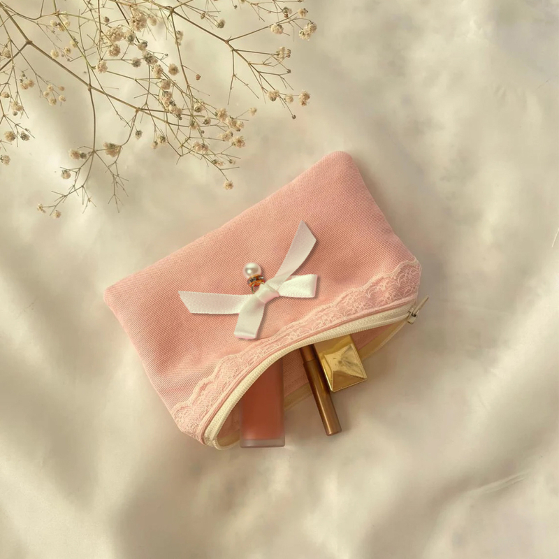 Taštička na kozmetiku s čipkovanou mašličkou, prenosná taštička na zips, látkové vonkajšie prevedenie a plátená podšívka, unisex.