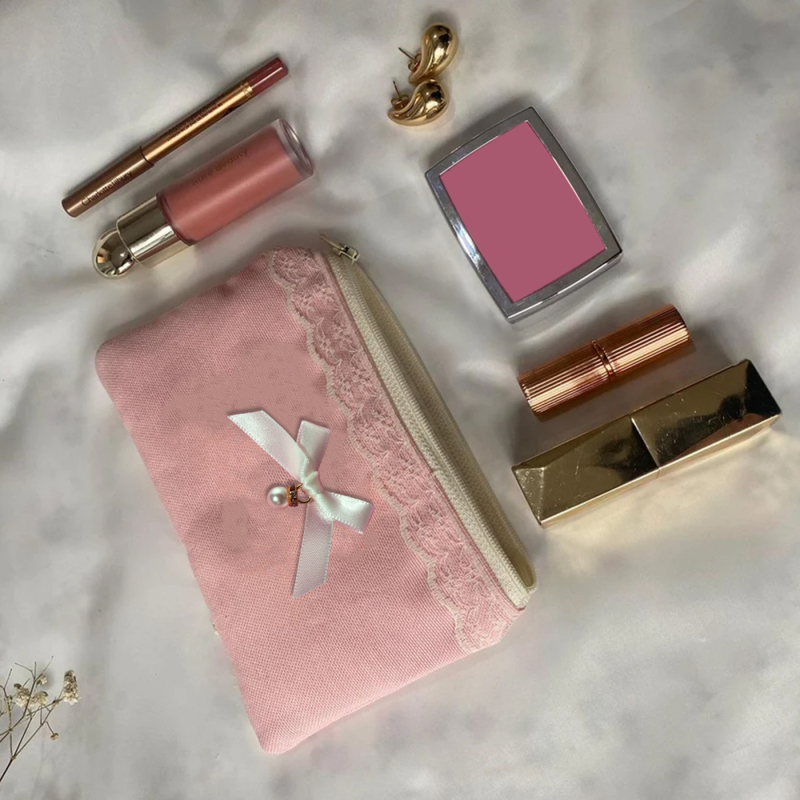 Taštička na kozmetiku s čipkovanou mašličkou, prenosná taštička na zips, látkové vonkajšie prevedenie a plátená podšívka, unisex.