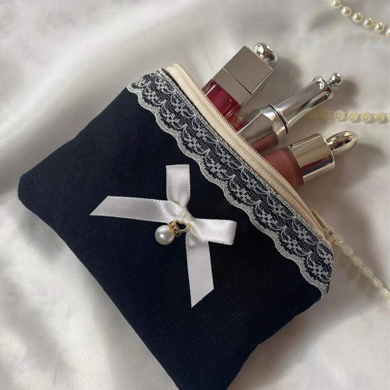 Taštička na kozmetiku s čipkovanou mašličkou, prenosná taštička na zips, látkové vonkajšie prevedenie a plátená podšívka, unisex.