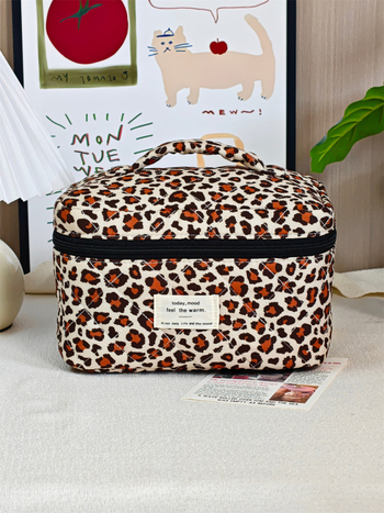 Taštička na kozmetiku, veľká kapacita, leopardí vzor, materiál polyester-bavlna, podšívka polyester, zapínanie s preklápacím vekom