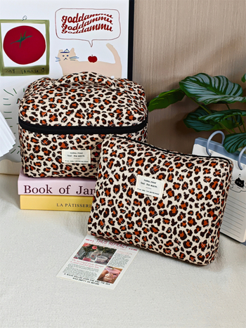 Taštička na kozmetiku, veľká kapacita, leopardí vzor, materiál polyester-bavlna, podšívka polyester, zapínanie s preklápacím vekom