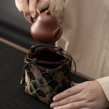 Geantă cilindrică din țesătură pentru depozitarea unei căni de ceai, cu șnur – accesoriu multifuncțional pentru ceremonia ceaiului, modelul 2024082902, stil național