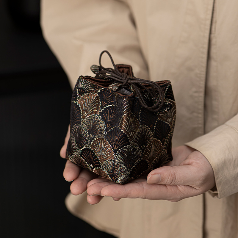 Geantă cilindrică din țesătură pentru depozitarea unei căni de ceai, cu șnur – accesoriu multifuncțional pentru ceremonia ceaiului, modelul 2024082902, stil național