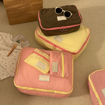 Nylonból készült kocka alakú utazótáskákból álló háromrészes készlet, többfunkciós rendező ruhákhoz, kozmetikumokhoz és toalett-kellékekhez.