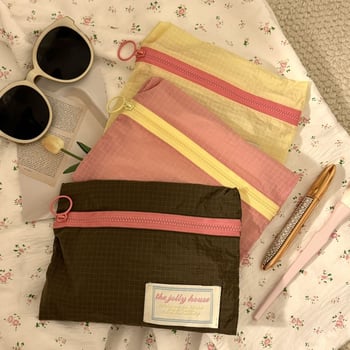 Nylonból készült kocka alakú utazótáskákból álló háromrészes készlet, többfunkciós rendező ruhákhoz, kozmetikumokhoz és toalett-kellékekhez.