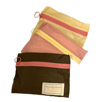 Nylonból készült kocka alakú utazótáskákból álló háromrészes készlet, többfunkciós rendező ruhákhoz, kozmetikumokhoz és toalett-kellékekhez.