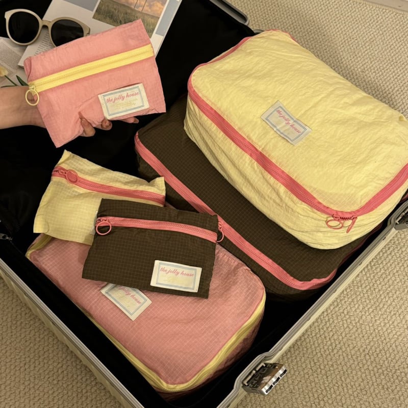 Nylonból készült kocka alakú utazótáskákból álló háromrészes készlet, többfunkciós rendező ruhákhoz, kozmetikumokhoz és toalett-kellékekhez.