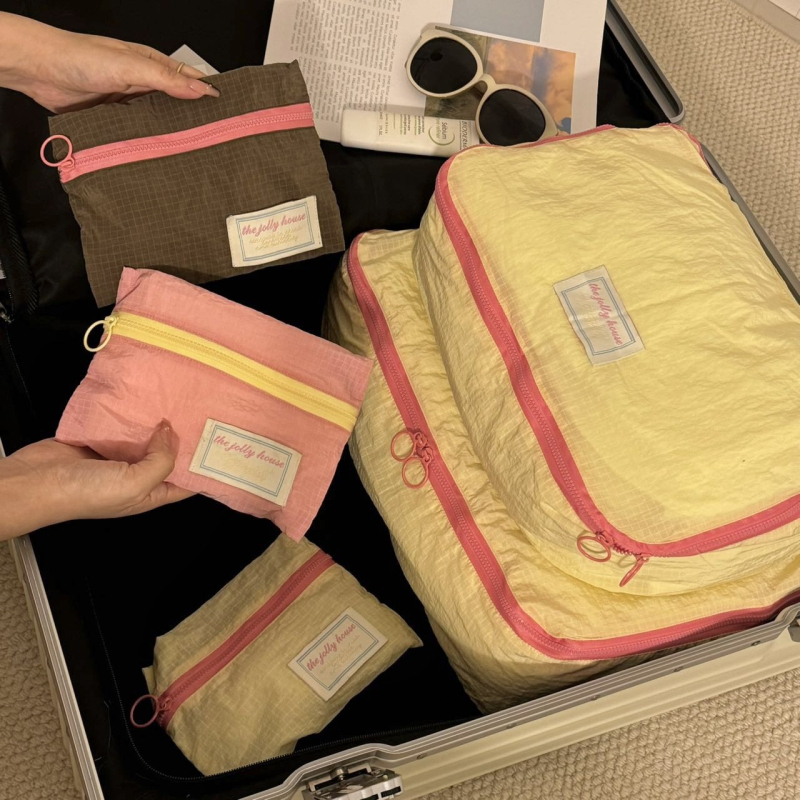 Nylonból készült kocka alakú utazótáskákból álló háromrészes készlet, többfunkciós rendező ruhákhoz, kozmetikumokhoz és toalett-kellékekhez.