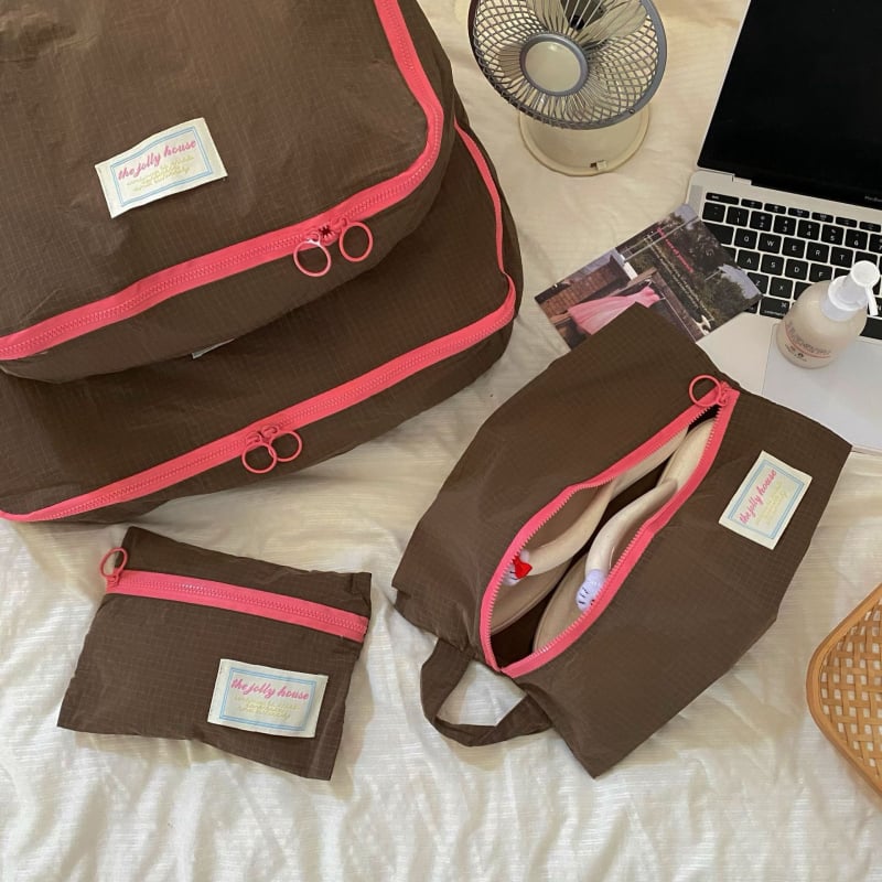 Nylonból készült kocka alakú utazótáskákból álló háromrészes készlet, többfunkciós rendező ruhákhoz, kozmetikumokhoz és toalett-kellékekhez.