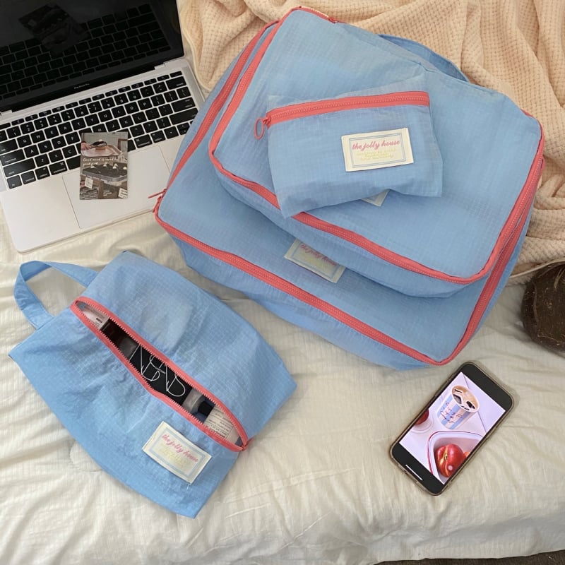 Nylonból készült kocka alakú utazótáskákból álló háromrészes készlet, többfunkciós rendező ruhákhoz, kozmetikumokhoz és toalett-kellékekhez.