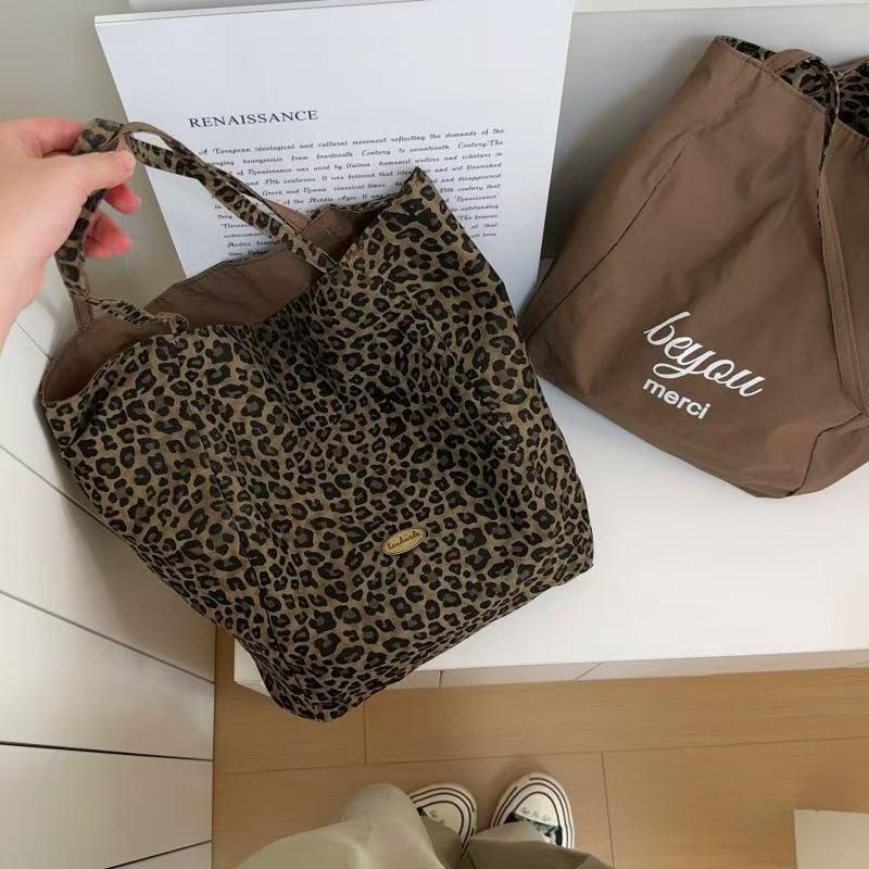 Leopard uzor dvostruka najlonska tote torba s unutrašnjim džepom na zatvarač, laminiranim unutarnjim dijelom i dvostrukim remenom