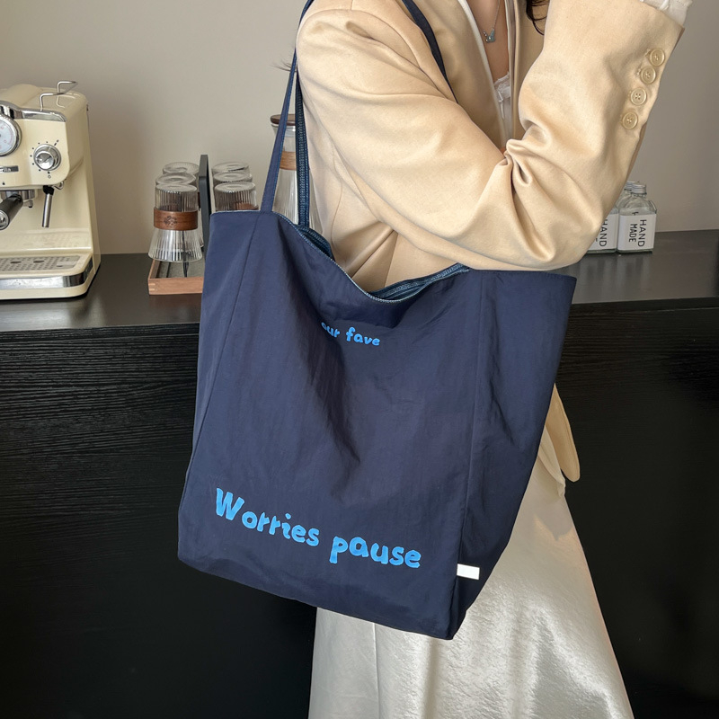 Denim tote torba za ramena s platnenom podstavom, velika kapaciteta, vertikalni kvadratni oblik, otvoreni vrh, džep za mobitel, dvostruki remeni, korejski gradski stil inspiriran