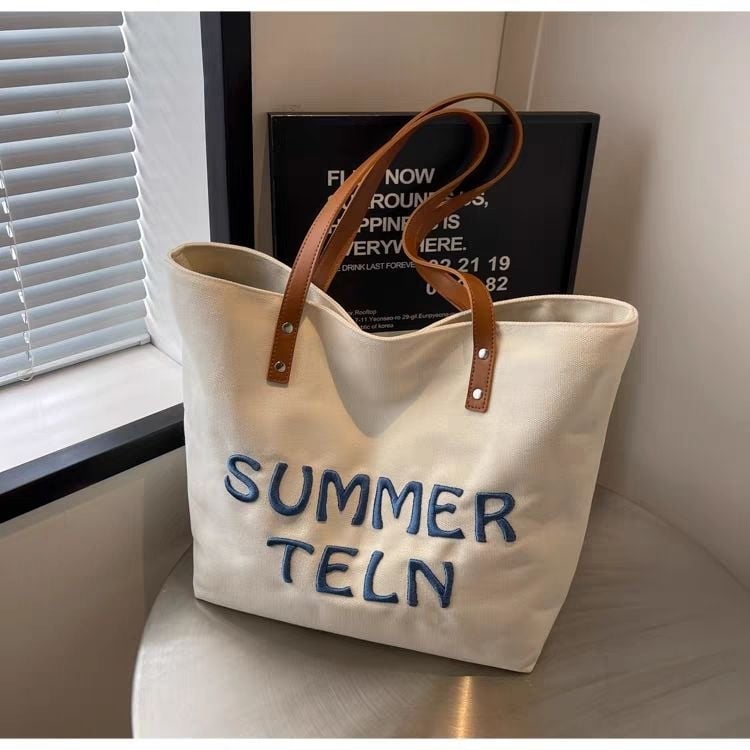 Tote torba od platna s izvezenim slovom | tijelo od poliestera, podstava od platna, pravokutnog oblika, otvoreni gornji dio, dvostruke naramenice