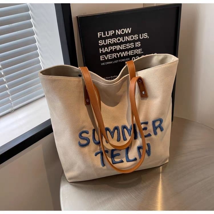 Tote torba od platna s izvezenim slovom | tijelo od poliestera, podstava od platna, pravokutnog oblika, otvoreni gornji dio, dvostruke naramenice