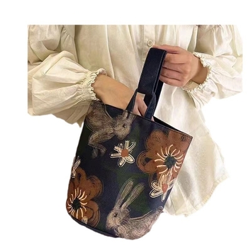 Platnena torba u obliku cilindra s motivom zeca i cvijeća, magnetsko zatvaranje, podstava od poliestera i pamuka, srednja tvrdoća