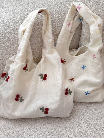 Torba preko ramena s izvezom trešanja na tiulu, velika zapremina, vertikalni kvadratni oblik, unutarnja zip pretinac i pretinac za ID, dvostruke naramenice