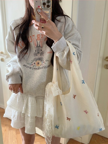 Torba preko ramena s izvezom trešanja na tiulu, velika zapremina, vertikalni kvadratni oblik, unutarnja zip pretinac i pretinac za ID, dvostruke naramenice