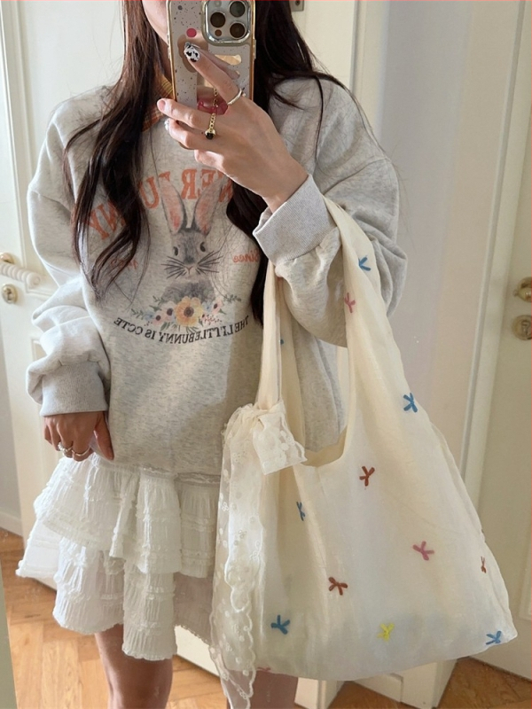 Torba preko ramena s izvezom trešanja na tiulu, velika zapremina, vertikalni kvadratni oblik, unutarnja zip pretinac i pretinac za ID, dvostruke naramenice