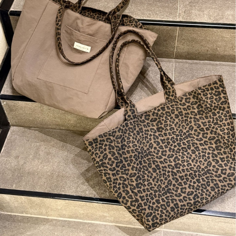 Ženska platnena torba s leopard printom, Tote torba, uspravnog kvadratnog oblika, podstava od poliestera, unutarnji džep za telefon