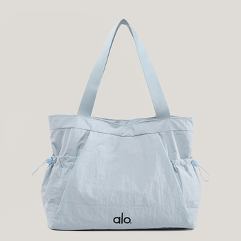 Ženska platnena tote torba – dnevna upotreba, horizontalni kvadratni oblik, zatvarač, poliester podstava, unutarnji džepovi (zip, džep za mobitel, dokumente) – jesen 2025