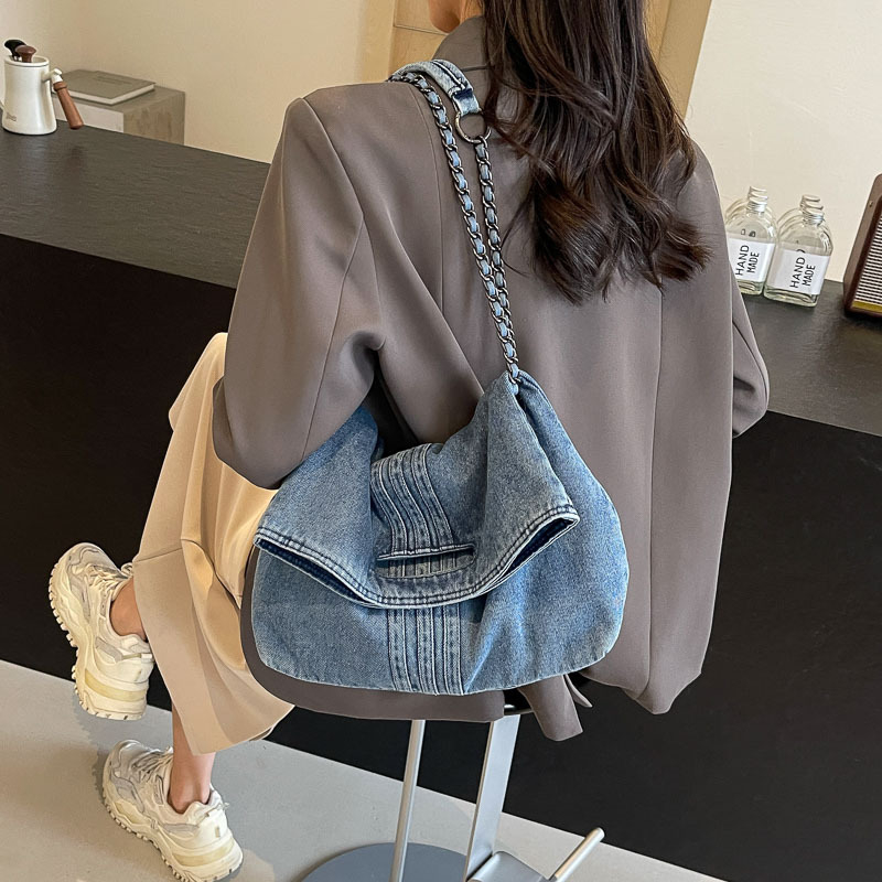 Ženska platnana tote torba s lančanim naramenicom, velik kapacitet, najlonska podstava, gornje otvorenje, vertikalni kvadratni oblik