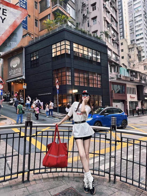 Vászon tote táska városi egyszerűséggel, laptopzseb, vízszintes négyzet alakú forma, dupla vállpánt