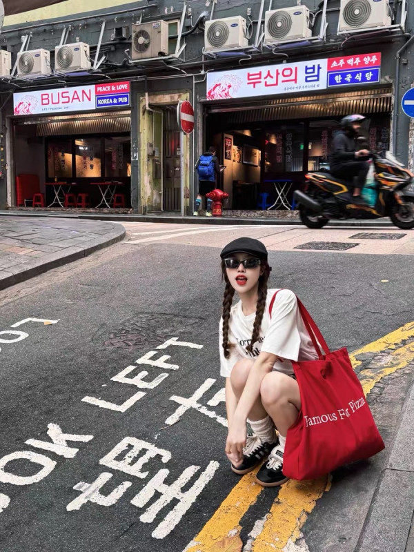 Vászon tote táska városi egyszerűséggel, laptopzseb, vízszintes négyzet alakú forma, dupla vállpánt