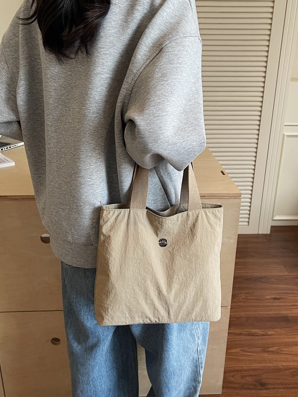 Torba od platna – gradski minimalistički stil, zatvarač, unutarnja pretinac za mobitel, poliesterska podstava, vodoravni kvadratni oblik