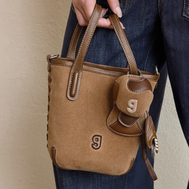 Bucket torba u baseball stilu - platnena materijal, unisex, laminirani unutarnji džep sa zatvaračem, otvorena džep, jedna naramenica, jesen 2025 izdanje