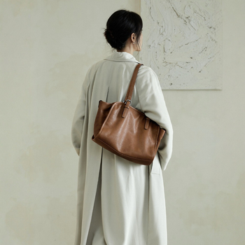 Valódi bőrből készült utazási crossbody táska — vászon bélés, horizontális négyszögletes forma, cipzáras záródás