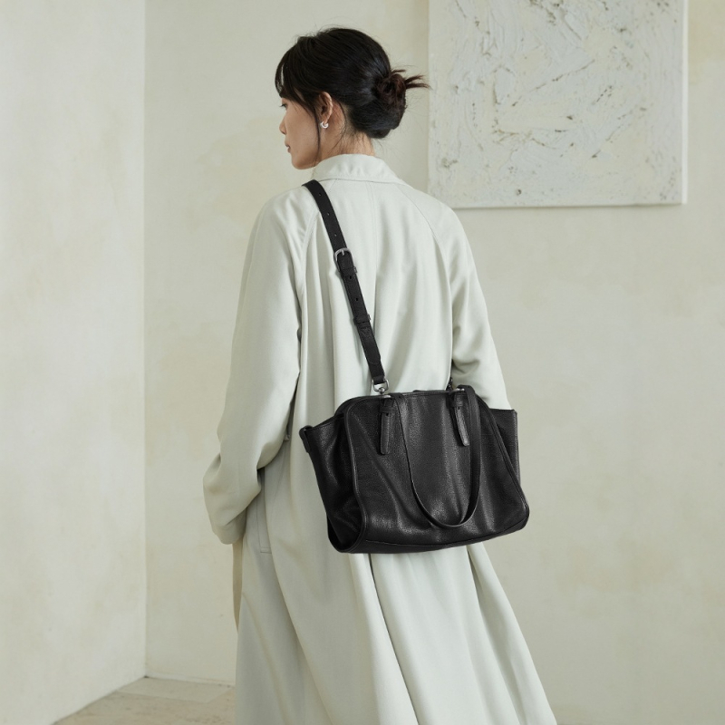 Valódi bőrből készült utazási crossbody táska — vászon bélés, horizontális négyszögletes forma, cipzáras záródás