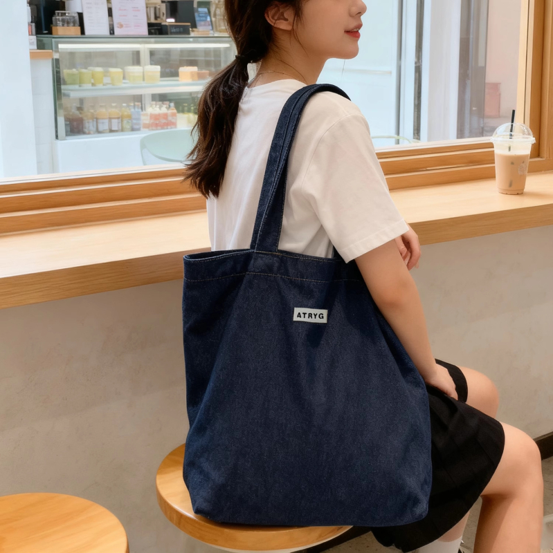 Denim Tote torba – gradska jednostavnost, magnetsko zatvaranje, vertikalni kvadratni oblik (Materijal: denim; Zatvaranje: magnetsko; Oblik: vertikalni kvadrat; Laminirana džep s zatvaračem)