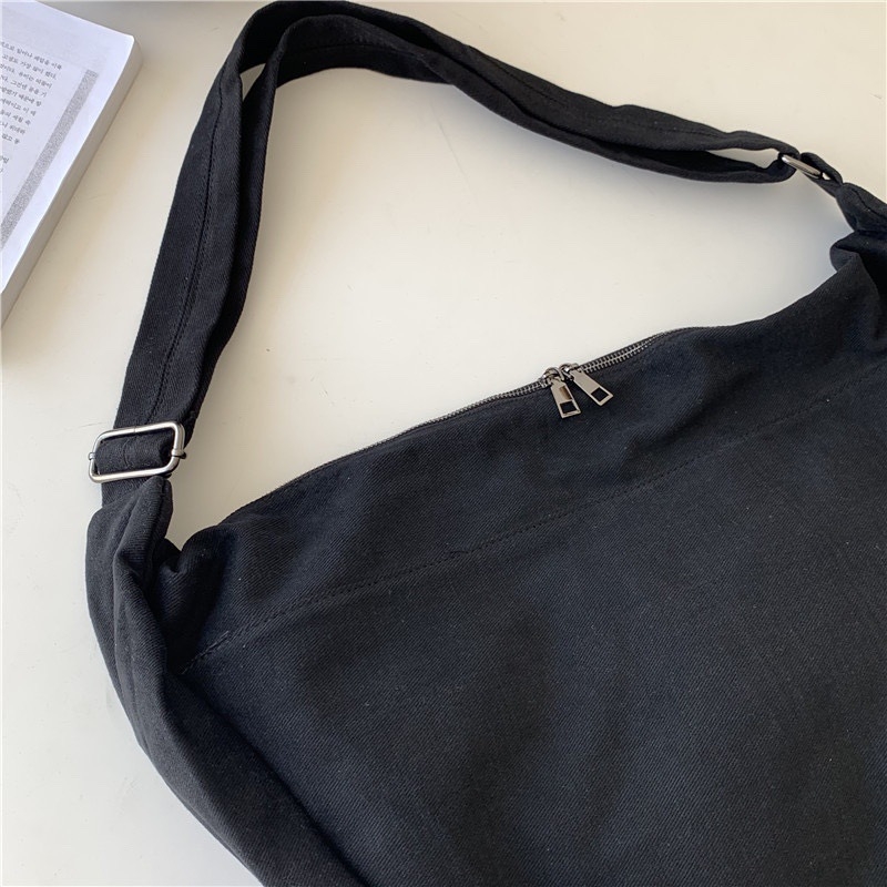 Platnena crossbody torba, unisex stil, ovalni oblik, zip zatvarač, podstava od platna, samo jedan remen