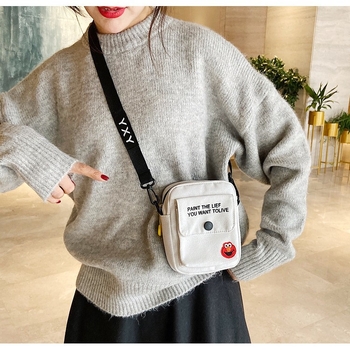 Platnena crossbody torba – vertikalni kvadratni oblik, otvor s poklopcem, džep sa zipom, podstava od najlona, gradski stil