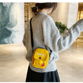 Platnena crossbody torba – vertikalni kvadratni oblik, otvor s poklopcem, džep sa zipom, podstava od najlona, gradski stil